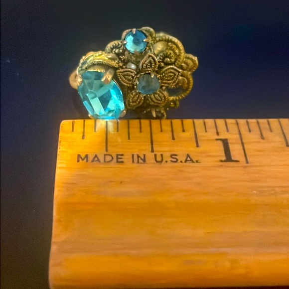 Antique Czech Aquamarine Blue Rhinestone Screw Back Earrings - Picture 8 of 8